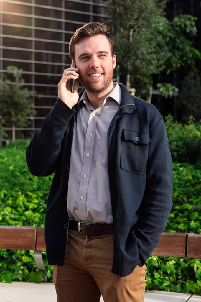 Вступить в бизнес-клуб 9 business man talking on the phone in a park