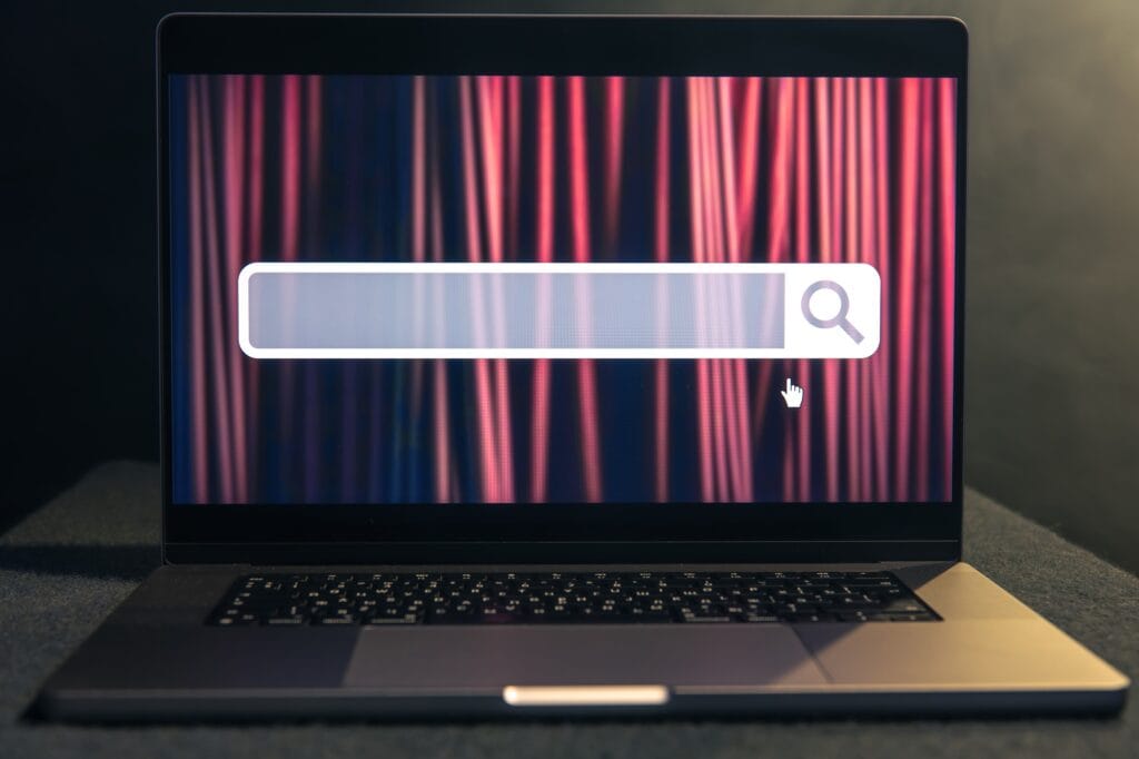 Увеличение входящих заявок - лидов 2 Laptop with internet browser search bar on screen.