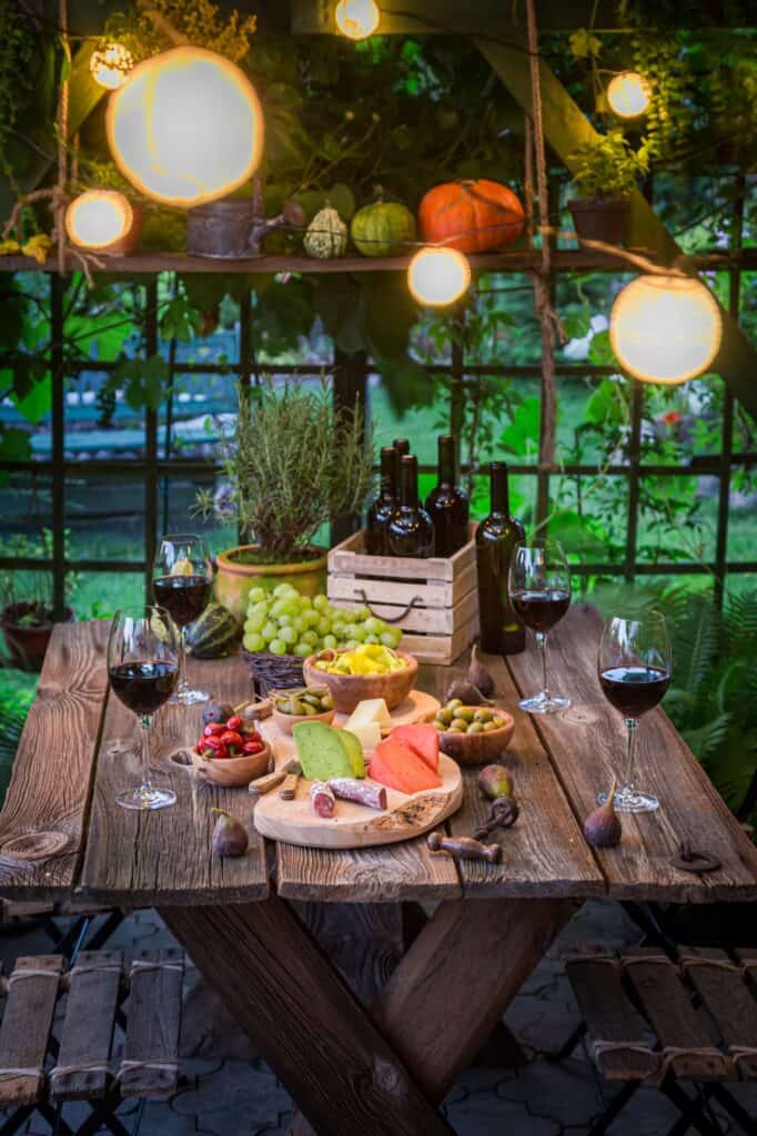 Вечерняя бизнес-встреча резидентов клуба 1 Evening dinner with cheese and wine Evening garden meeting.