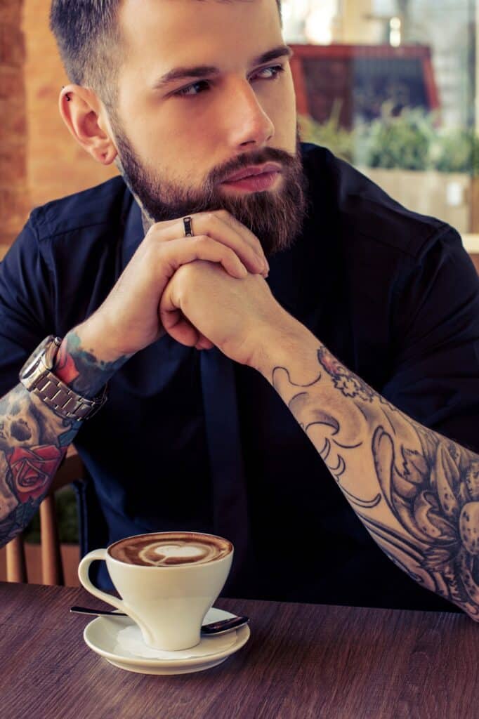 Портрет резидента бизнес-клуба 3 Serious male in coffee shop with cup of a coffee