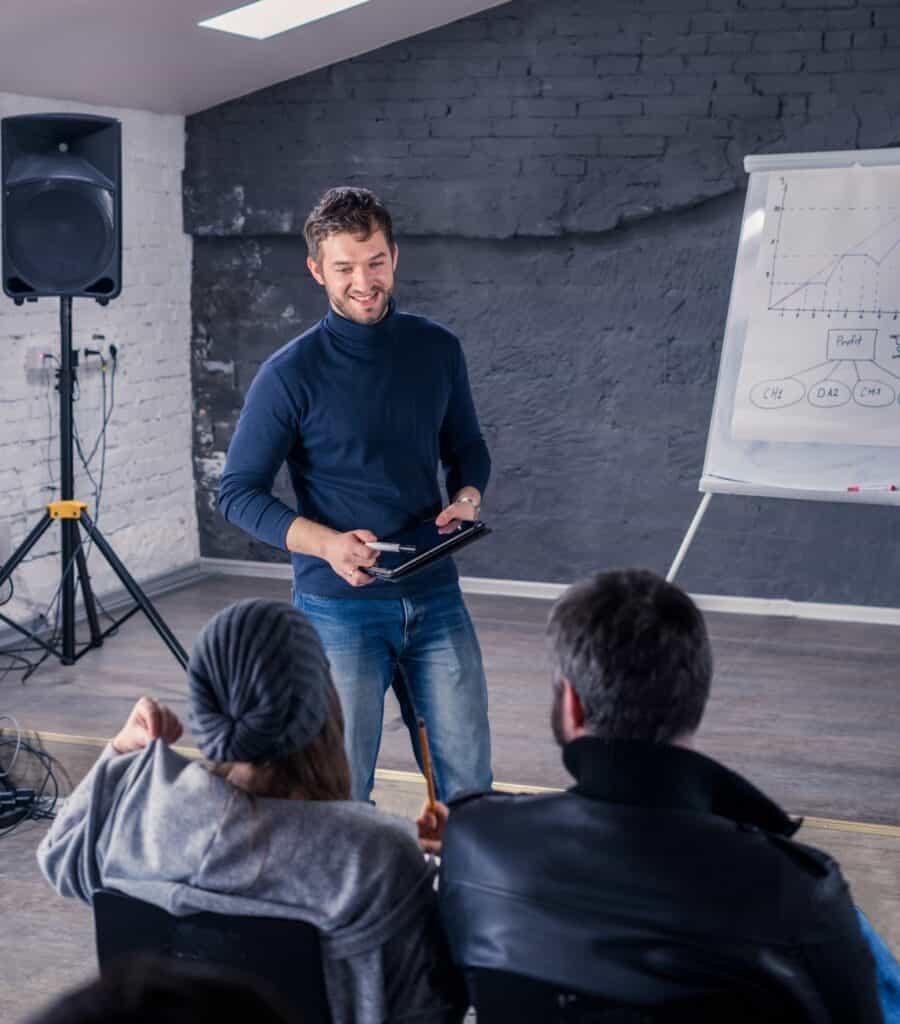 Условия выступления в бизнес-клубе Casemeeting 2 speaker man talking to audience during conference
